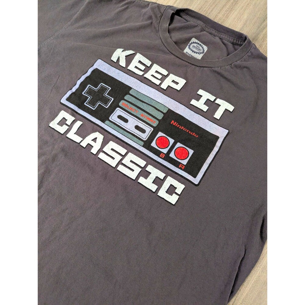 Nintendo "Keep It Classic" NES Controller Graphic Tee Gray Men's M Crew Neck